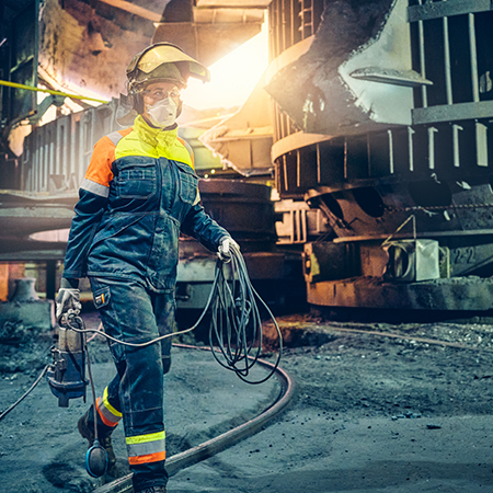 Karin Fjeldstad Jusnes, Finnfjord AS använder dagligen Tranemos flamskyddskläder för kvinnor.